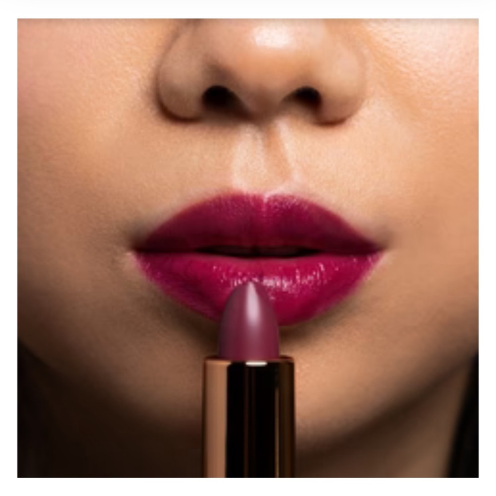 NWT YENSA Super 8 Vibrant Silk Lipstick with Semi-Glossy Finish - (NOBLE)